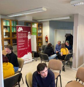 Studenti jsou rozděleni do skupin.