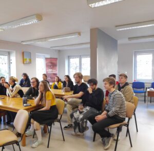 Studenti ETS sedí a naslouchají se zájmem přednášce o misii.
