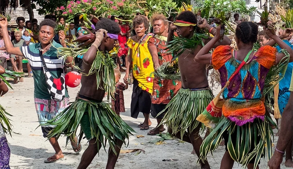 Lidé Label tančí a radují se