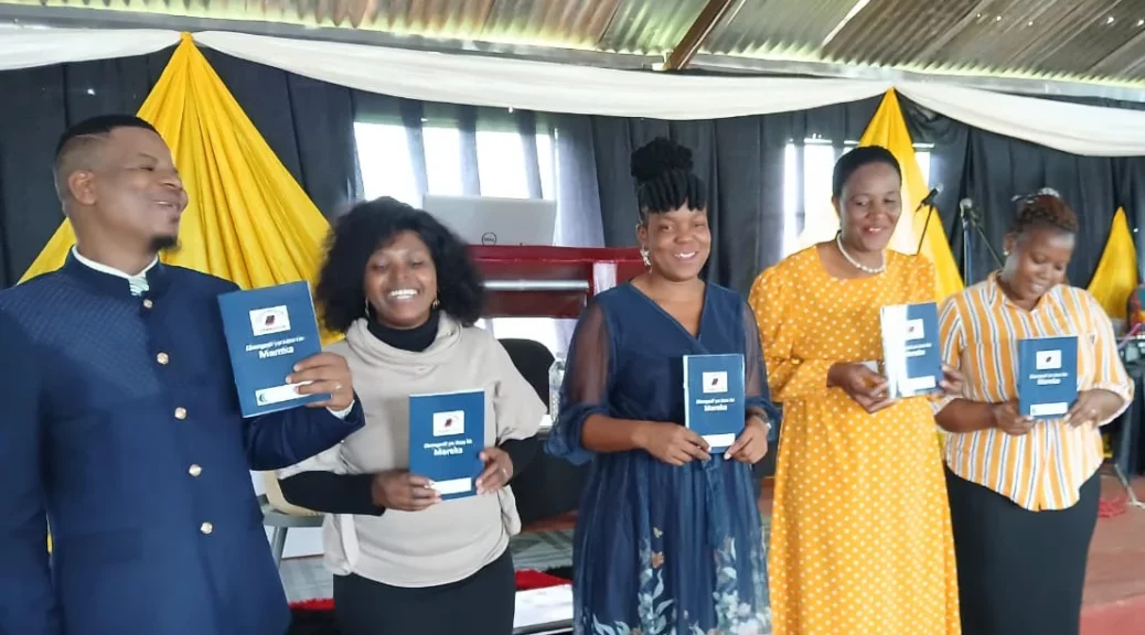 členové sboru představují překlad Markova evangelia