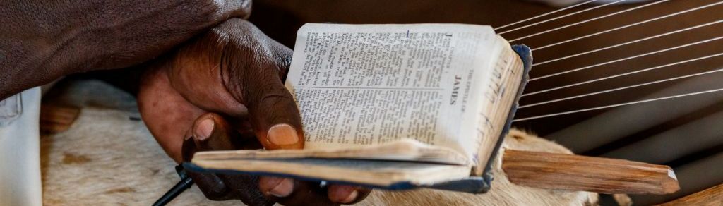 Bible v rukou člověka